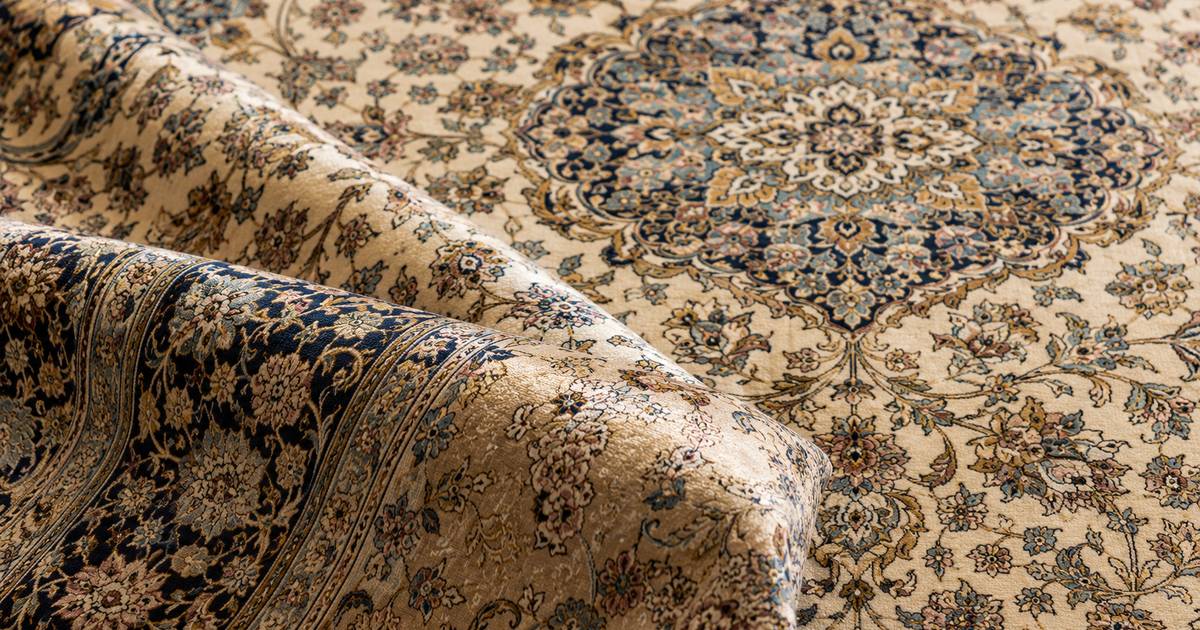Fine Persian Isfahan carpet with a curvilinear central medallion, Shah Abbas florals and arabesques on an ivory ground